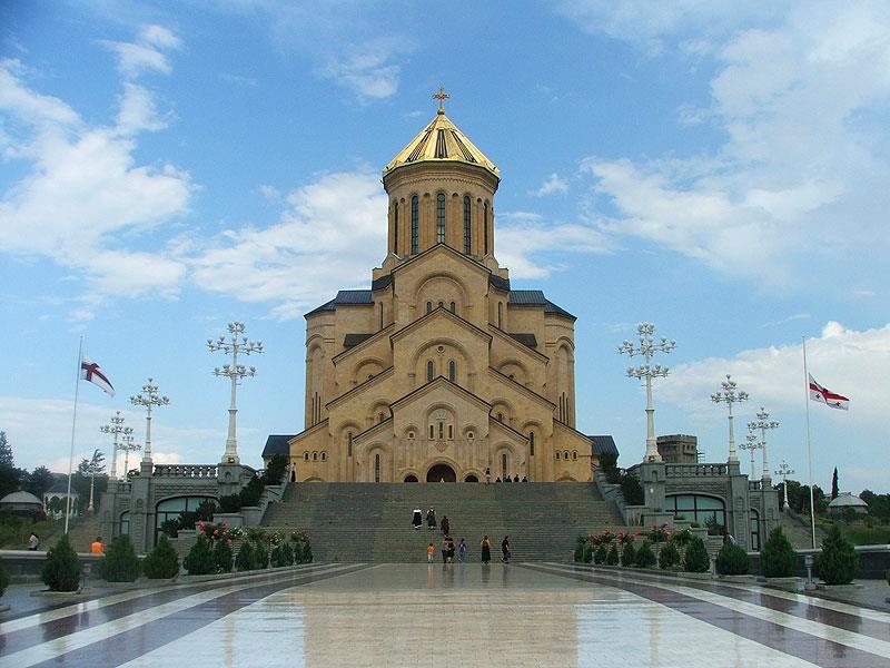 περιοχής του Καυκάσου, που ολοκληρώθηκε το 2004 και χτίστηκε προς τιμήν του εορτασμού των 1.500 χρόνων της αυτοκέφαλης Ορθόδοξης Εκκλησίας της Γεωργίας, τις εκκλησίες Σιόνι και Ανχισκάτι (6ου, 7ου αι.