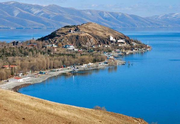 κήπος" (μεσαιωνική αρμένικη ονομασία, Ναγκόρνο στα ρώσικα σημαίνει "ορεινός" και Καραμπάχ στα τούρκικα σημαίνει "μαύρος κήπος").