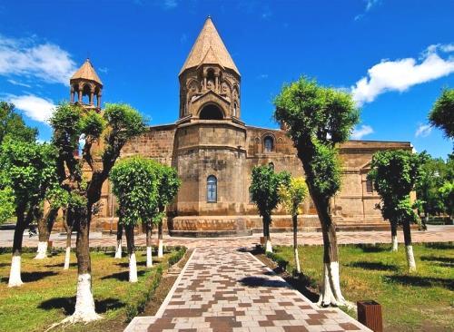 000 ξενόγλωσσα χειρόγραφα ανεκτίμητης ιστορικής αξίας, καθώς και το μνημείο της αρμενικής γενοκτονίας (1915).
