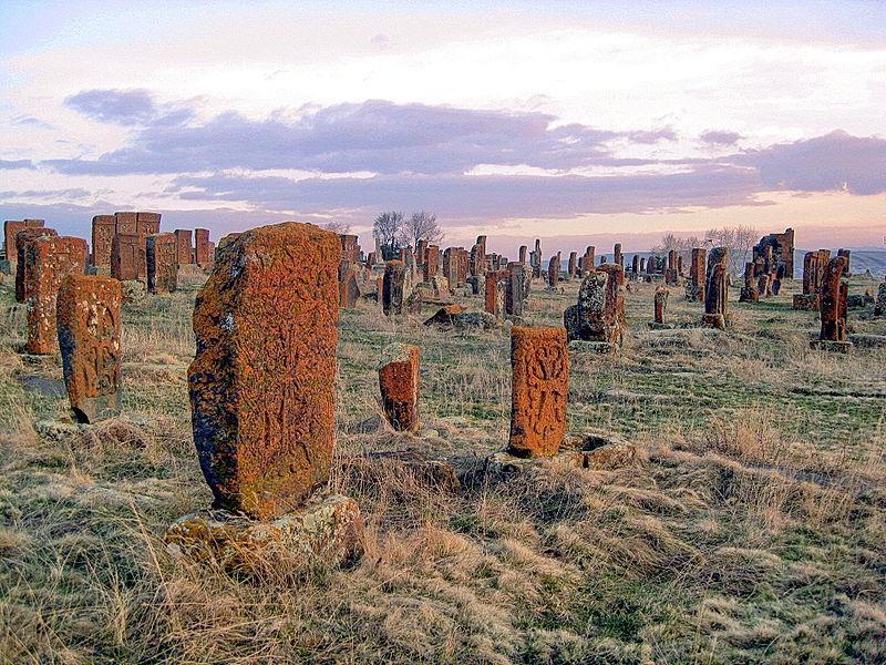 Χατσκάρ (KHATCHKAR) Το όνομα της Αρμενίας στην αρμενική γλώσσα είναι "Χαγιαστάν" και προέρχεται από το μυθικό γενάρχη των Αρμενίων Χάικ που θεωρείται απόγονος του Νώε.