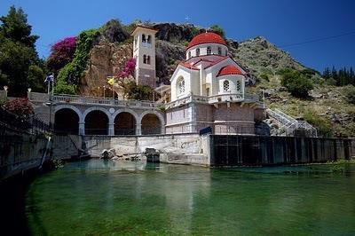 Από εδώ θα μετακινηθούμε οδικώς για το πανέμορφο χωριό Κεφαλάρι Άργους και τον υπέροχο ναό της Ζωοδόχου Πηγής. Δύο είναι τα βασικά στοιχεία που κάνουν αυτό το μέρος ξεχωριστό.