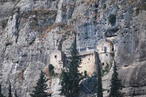 Μετά την ενδιαφέρουσα αυτή επίσκεψή μας θα αναχωρήσουμε για το Πολυφέγγος, το λεγόμενο «βουνό της Παναγίας», στην είσοδο της Νεμέας.