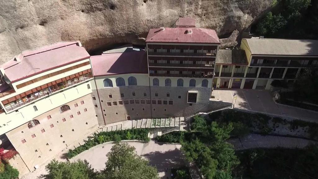 οι Θεσσαλονικείς αδελφοί Θεόδωρος και Συμεών φτάνουν στην Αχαΐα από τα Ιεροσόλυμα όπου βρίσκονταν, ύστερα από οπτασία που είδαν ξεχωριστά ο καθένας, η οποία τους έδωσε εντολή να βρουν την ιερή εικόνα
