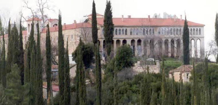 Στη συνέχεια στο επίκεντρό μας η ιστορική Μονή της Αγίας Λαύρας.