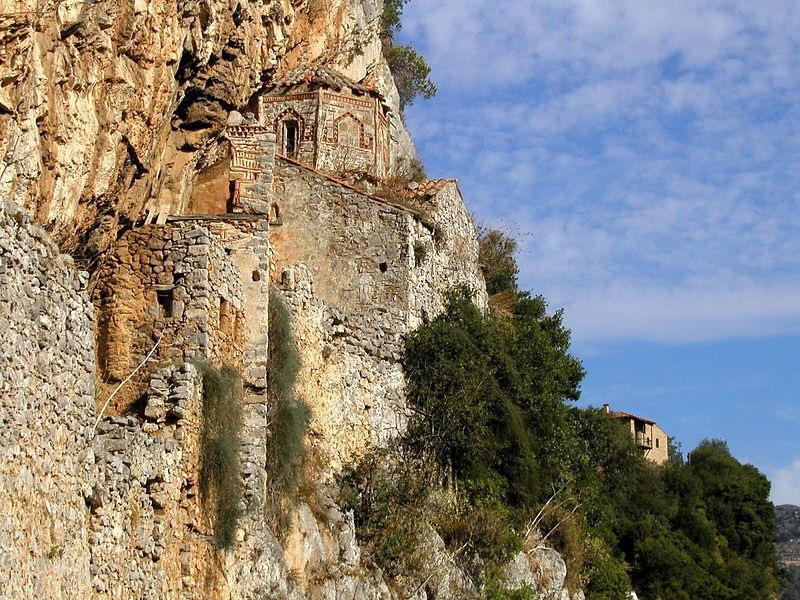 Το όνομά του το οφείλει στις πολλές μικρές λίμνες που σχηματίζονται στο εσωτερικό του, ενώ παλαιοντολογικά ευρήματα που έχουν βρεθεί, όπως απολιθωμένα οστά ανθρώπων και ζώων, μεταξύ των οποίων και