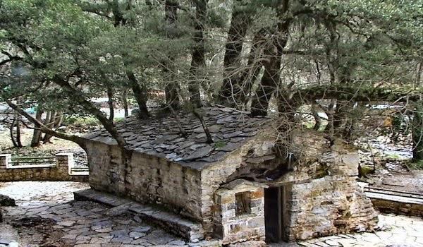 Θα συνεχίσουμε για τον Ιερό Ναό της Αγίας Θεοδώρας, στην περιοχή της Μεγαλόπολης. Η διαδρομή θα μας αποζημιώσει απλόχερα με τα ειδυλλιακά τοπία που μας προσφέρει.
