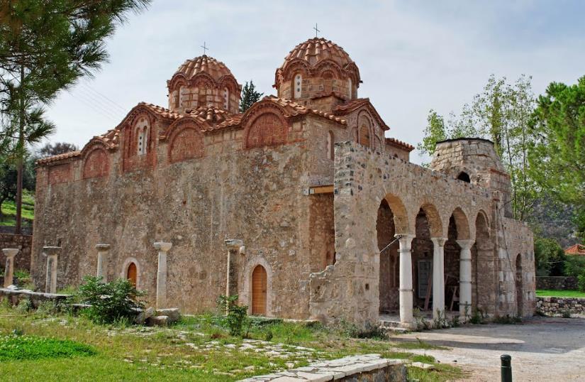 που αντικρύζει. Αυτό όμως που κάνει τον ναό ξακουστό παντού είναι τα 17 δένδρα που ξεπροβάλλουν από τη στέγη της εκκλησίας προς τον ουρανό!