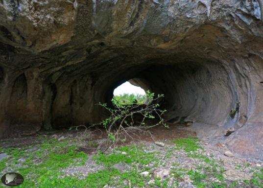 Είναι κοντά στα ερείπια παλιού κάστρου, λίγο πριν τη χαρακτηριστική σημαία που βρίσκεται