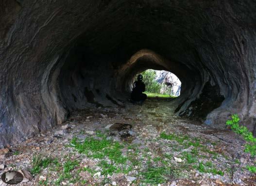 Πρόκειται για στενή και κατηφορική διάκλαση, που συνεχίζει μόνο από τη μία πλευρά.