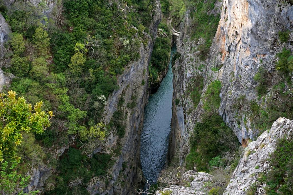 Απότομη καθετότητα και βάθος το γεφύρι της Πορτίτσας Στοιχεία