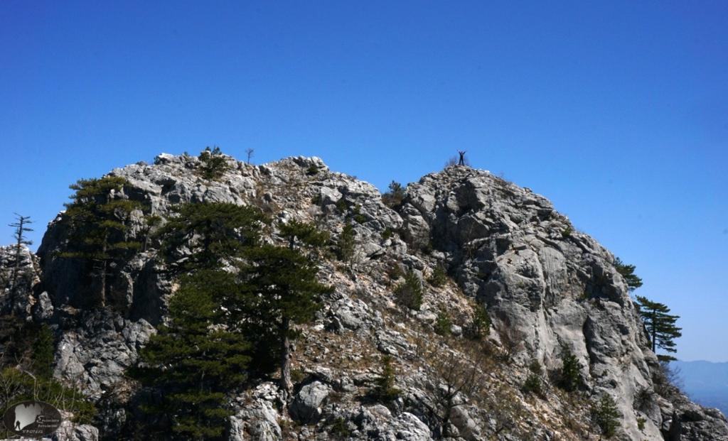 Ακολουθούμε ανηφορική πορεία φτάνοντας σε διάσελο ανάμεσα σε δύο κορυφές στα 1380m. Όμορφη θέα στα γύρω βουνά.