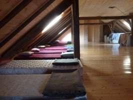 šetalište za konje. Tu su i dvije zaprege s kojima je turistima omogućena vožnja okolicom. Također, posjetiocima je omogućeno i jahanje konja uz nadzor.
