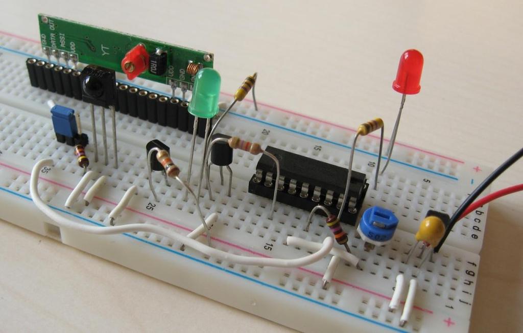 Bistvo fotodetektorja predstavlja PIN dioda, ki omogoča zajem IR signala in demodulator. Delovanje je prikazano v blok shemi na sliki 28.