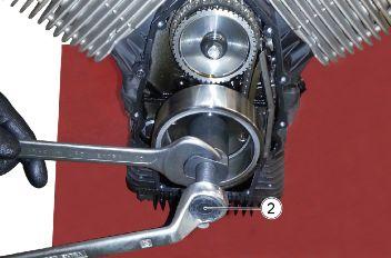 Κινητήρας Engine V750 IE MIU G3 Βιδώστε τον βιδωτό πείρο (2) του εργαλείου και προχωρήστε στην εξαγωγή του ρότορα.