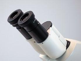Očesne školjke Če med delom z mikroskopom nosite očala, naj bosta očesni školjki prepognjeni navzdol. Če očal ne nosite, lahko dvignete očesni školjki in tako zaprete dostop svetlobi iz okolice.