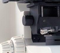 Koehlerjevo poljsko zaslonko prilagodite nogi mikroskopa tako, da je osvetljena poljska zaslonka v vidnem polju, ko pogledate skozi okularja.