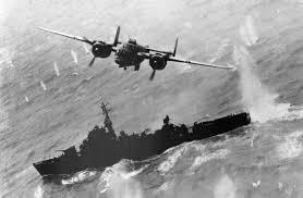 Οι Ιάπωνες αντέδρασαν αρχικά με καταστροφικές αεροπορικές επιδρομές, χρησιμοποιώντας ακόμα και πιλότους καμικάζι που έπεφταν με τα αεροσκάφη τους πάνω στα αμερικανικά πλοία. Περισσότεροι από 100.