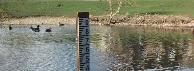 Слика 5.1 Водомерна летва во езеро Лимниграф или автоматски регистратор на водостој е инструмент кој автомтски и непрекинато го мери нивото на водата.