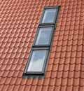 Obrobe Za vodotesno vgradnjo Obrobe za strešna okna poskrbijo, da je spoj med strešno konstrukcijo,
