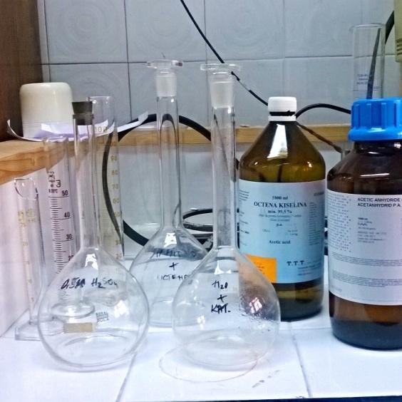 3. EKSPERIMENTLNI DIO Sinteza octene kiseline je proveden u adijabatskom kotlastom reaktoru volumena 2 ml sa volumenom reakcijske smjese od 15 ml.