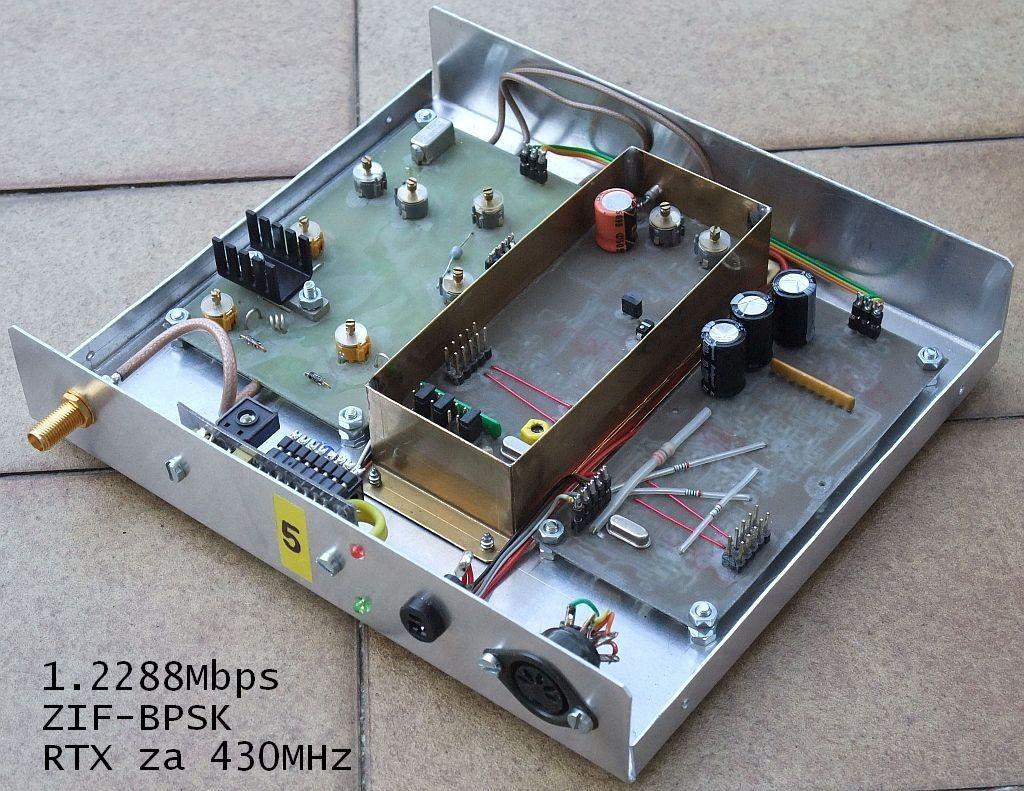 sintetizatorja, kjer bi povzročil neželjeno frekvenčno modulacijo.