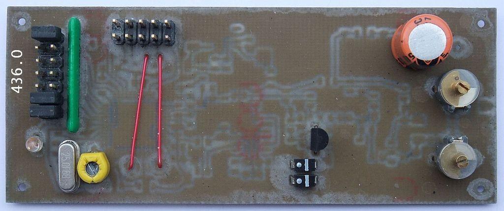 diodi, tranzistor MPS3640, mostički za nastavitev frekvence, vtičnica za programiranje EPM3032ATC44 in dva žična mostička.