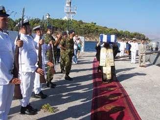 ηµόκριτο Ζερβάκη, κατά τη λήξη Σχολείων Μονιµοποίησης και Α-Τ Όπλων των ΕΠΟΠ.