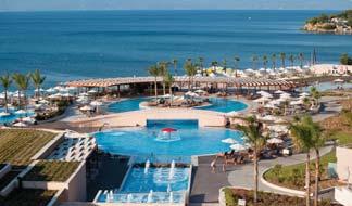 Η νέα επιτομή της πολυτέλειας στη Χαλκιδική, στο Παλιούρι της Κασσάνδρας! Το Miraggio Thermal Spa Resort βρίσκεται ακριβώς πάνω στην υπέροχη αμμώδη παραλία στο Παλιούρι και διαθέτει τα πάντα!