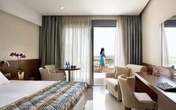 Τα γαλαζοπράσινα νερά, η εκπληκτική φύση, σε συνδυασμό με την άρτια και λιτή αρχιτεκτονική του ξενοδοχείου, δημιουργούν τις κατάλληλες προϋποθέσεις για ονειρεμένες και ήρεμες διακοπές.