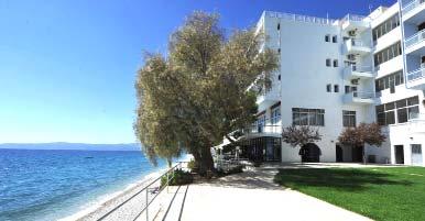 κλασσικό ναό της Αθηνάς Αφαίας. ΔΙΑMΟΝΗ: Διαθέτει 107 δωμάτια τα περισσότερα με ανεμπόδιστη θέα στη θάλασσα και τα υπόλοιπα με θέα στον κήπο και το πευκοδάσος που περιστοιχίζει το ξενοδοχείο.