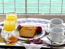 Το πρωινό είναι ένας πλούσιος μπουφές και όλα τα γεύματα σερβίρονται στην εσωτερική κλιματιζόμενη τραπεζαρία με απρόσκοπτη θέα στη θάλασσα αλλά και στην μεγάλη μαρμάρινη βεράντα που μοιάζει σαν