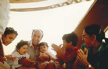 مع زوجته وحفيده لابنته ا مل مهمد خالد جعفر (ا لى اليمين)
