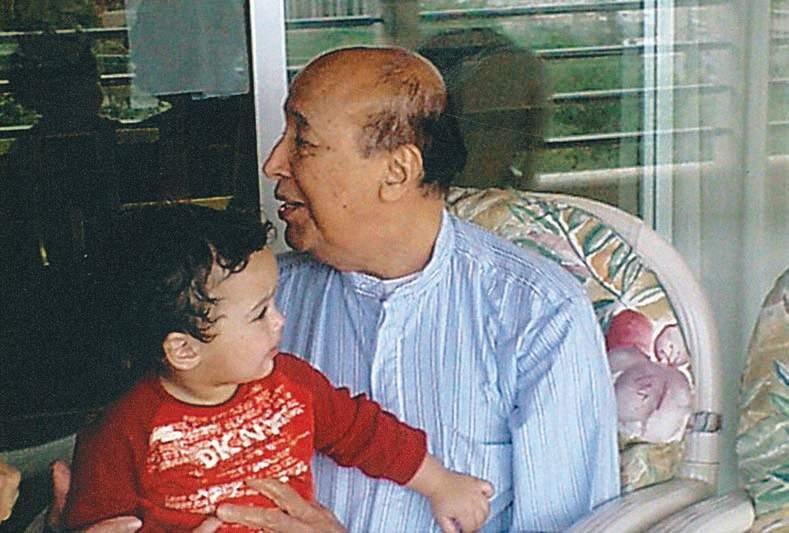 مع حفيد ابنته فوزية يوس ف فهد المس عود عام ٢٠٠٤.