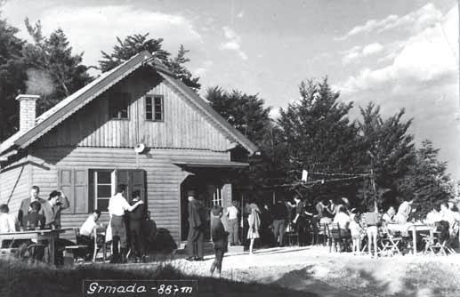MED NAŠIMI LJUDMI Domači planinski koči in domova nas pričakujejo Dom na Travni gori 940m, Založilo Turistično olepševalno društvo Sodražica, odposlana 1960 Dom na Gramdi 887m, Foto Drago Mohar,