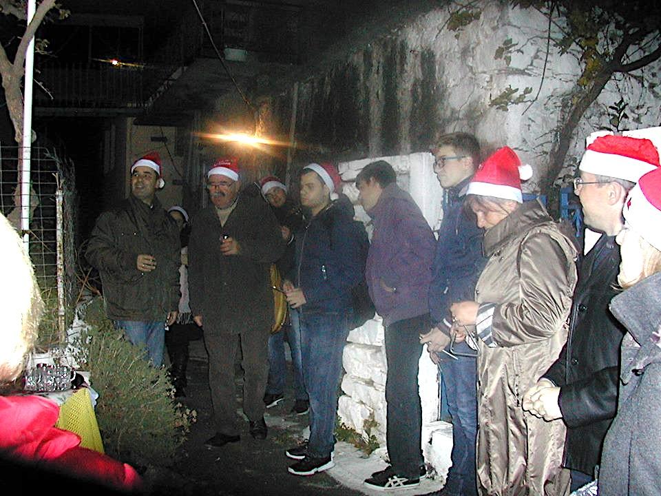στολίζει το χωριό για τις εορτές Ø Χριστουγεννιάτικα Κάλαντα
