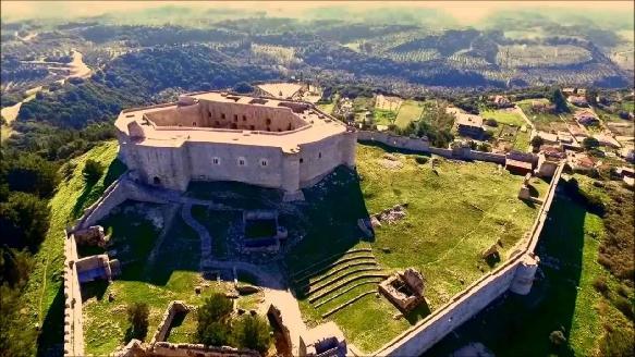 εκθέματα), καθώς ο επισκέπτης έχει την δυνατότητα να βλέπει τα εκθέματα να λειτουργούν μέσα στον φυσικό τους χώρο. (Ράλλη, 2012) Εικόνα 15. Μουσείο Φραγκοκρατίας-Κάστρο Κυλλήνης (www.limnosfm100.