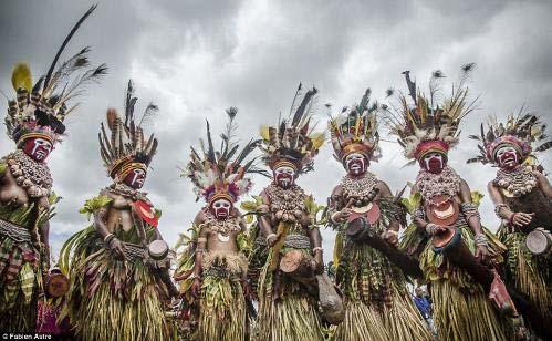 εσείς το ξέρατε; Goroka Show Η μεγαλύτερη ετήσια συγκέντρωση φυλών στον κόσμο Χιλιάδες άνθρωποι που εκπροσωπούν πάνω από 100 φυλές, δίνουν ραντεβού σε μια πόλη του νησιού για το ετήσιο φεστιβάλ χορού