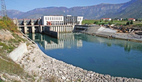 Obrambeni nasip duljine 2.065 m s drenažnim kolektorom duljine 2.460 m izveden je na lijevoj obali uzvodno od brane i vezan je za nasuti dio brane.