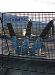 Sigurnosno napajanje realizirano je preko diesel-agregata 440 kva; 0,4 kv dok je napajanje upravljačkih i pomoćnih krugova izvedeno preko IR 220 VDC i 24 VDC Agregati se sastoje od Kaplan turbina (za
