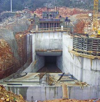 O sko blato sko blato smještena je jugozapadno od grada Mostara i energetski koristi prirodnu visinsku razliku od 178 m između Mostarskoga blata i Bišća polja, tj. doline rijeke Neretve.