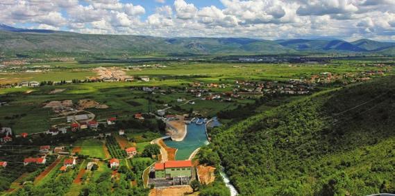 koja se može koristi u poljoprivredne svrhe, i to je osim električne energije jednako važan čimbenik. Sprječavanje od poplava Prije izgradnje elektrane krško polje Mostarko blato bilo je pod vodom.