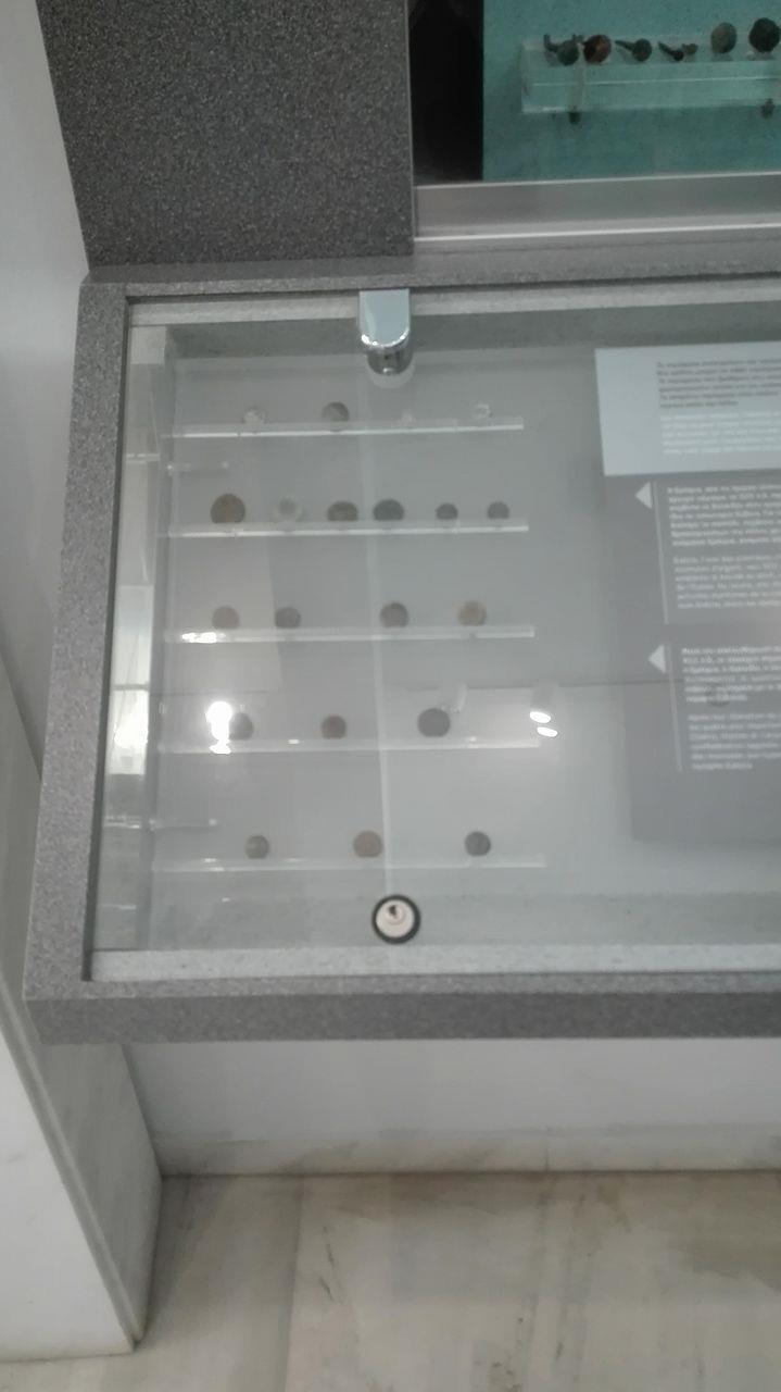 Τα νομίσματα που βρέθηκαν στις ανασκαφές της Ερέτριας, είναι στην πλειονότητά τους χάλκινα.