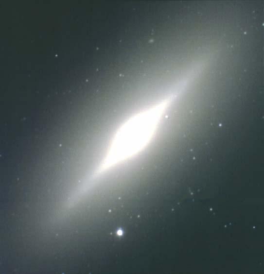 - 40 - Οι υπέρμαζες μελανές οπές NGC 3115 Ο NGC 3315. Αυτή είναι μια πραγματικού χρώματος φωτογραφία, ληφθείσα με το τηλεσκόπιο Καναδά-Χαβάης-Γαλλίας.