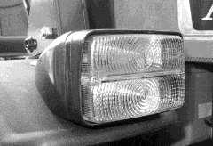 Prednji žarometi imajo za vožnjo po cesti žarnice tipa H5 2V 45/40W dvonitna žarnica (dolge kratke luči).