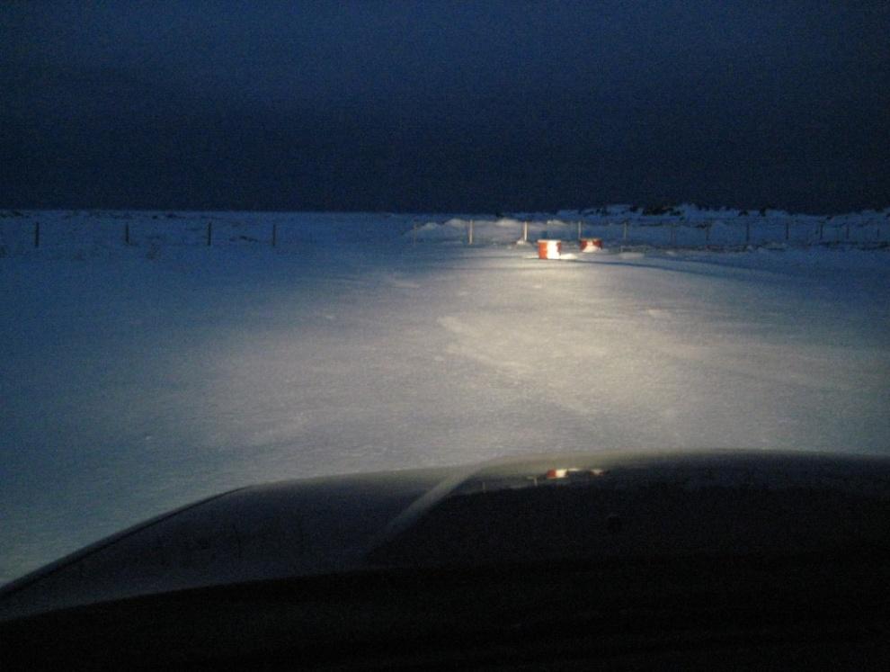 Mynd 3. Horft suður eftir endilöngum frárennslisskurðinum í Fíflholtum í skini bílljósa að morgni 13. feb. 2008. Eins og sjá má var skurðurinn á kafi í snjó.