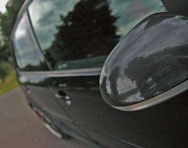 Galinį VW Golf GTI buferį paryškina nežymi raudona juostelė.