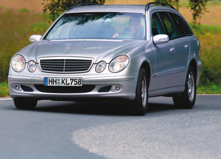 NAUDOTI AUTOMOBILIAI E klas s Mercedes Universalas Komfortabilaus ir talpaus universalo prestižas susilpnėjo dėl daugybės smulkių gedimų tolimoms kelion ms 2002- j saus pasirodò E klasòs sedanas W211.