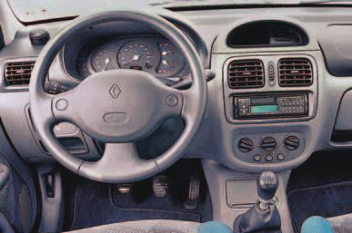 Renault Clio 1 Prietaisų skydelis (1) 2 lengvai suprantamas ir gerai matomas. Sėdynės (2) profiliuotos nevykusiai, todėl kūną posūkiuose laiko blogai. Vidus vienas erdviausių savo klasėje.