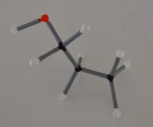 6.1 pav. 1-propanolio molekulės modelis 6.2 pav. 2-propanolio molekulės modelis 6. Organinis junginys, kurio empirinė formulė yra C 4 H 6, gali būti 1,2-butadieno ir 1,3- butadieno formų.