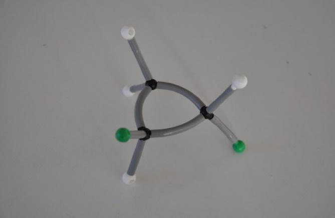 Sudarant cis-1,2-dichlorciklopropano molekulės modelį, Cl atomai prijungiami prie pirmojo ir antrojo C atomų vienoje pusėje, o sudarant